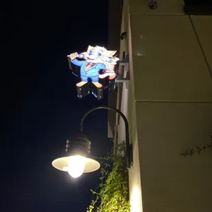 a neon sign for tomkat lounge