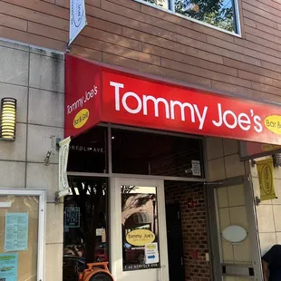 the entrance to tommy joe's