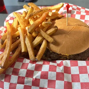 Chili cheese burger w/fries