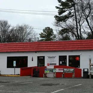 From what I can see, more of a eat in or take out than a drive in Restaurant