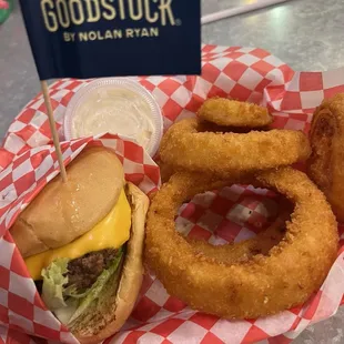 Slim cheeseburger with onion rings