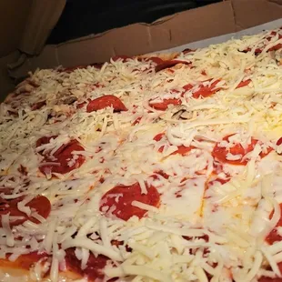 Half tray (half pepperoni and half pepperoni and mushroom) HEAVEN!