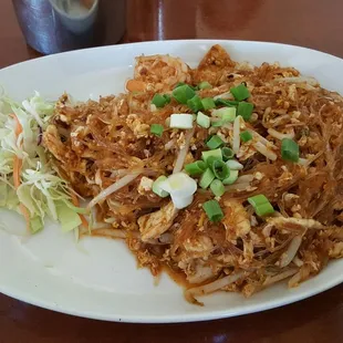 Pad Thai woo sen with chicken and shrimp