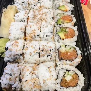 Spicy roll plate (spicy tuna, spicy salmon, California rolls)