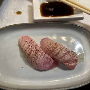 Pepper tuna sushi