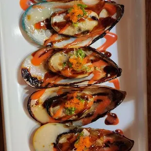 a plate of cooked mussels