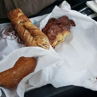 Buttermilk donuts x2, apple fritter + some interesting cinnamon-y twisted thing. All so good!