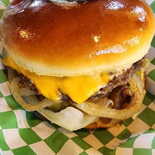 Cheeseburger w/grilled onions..yess