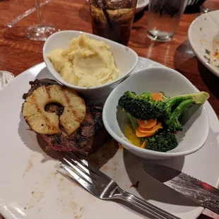 Hawaiian steak with veggies and mashed potatoes
