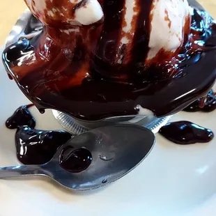 Peppermint stick sundae (1 dip) with hot fudge