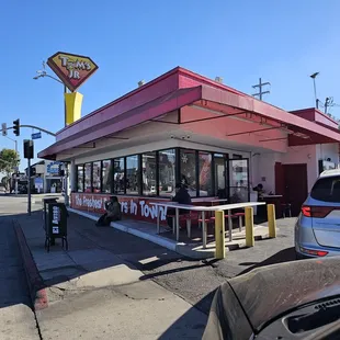 the outside of a restaurant