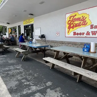 the outside of a restaurant