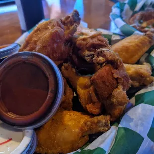 chicken wings and fried chicken, bbq wings, bbq chicken, chicken wings, poultry, fried chicken wings, fried chicken, food, chicken