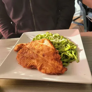Tallarin Verde con Milanesa de Pollo