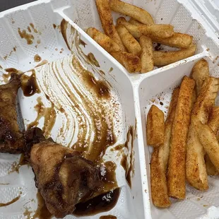 Too much sauce and paper for fries