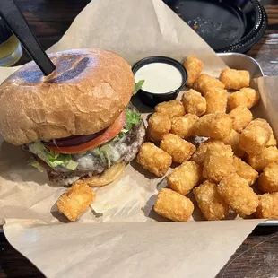 Tonnos burger w tots