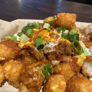 Chili cheese tots