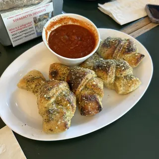 4 Garlic Knots