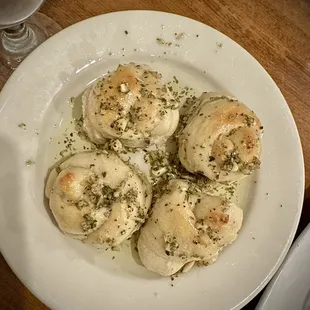 Freebie bread knots with sauce flavors that didn&apos;t merry yet.