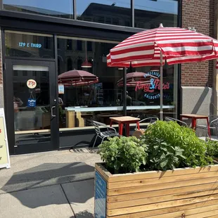 Exterior of Tony &amp; Pete&apos;s