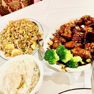 a plate of chicken, rice, and broccoli