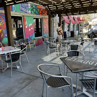 Outside Tony&apos;s G&apos;s