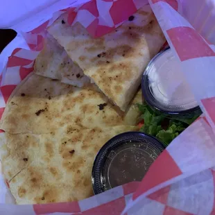 uesadilla and lettuce