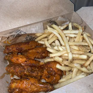 food, chicken wings and fried chicken