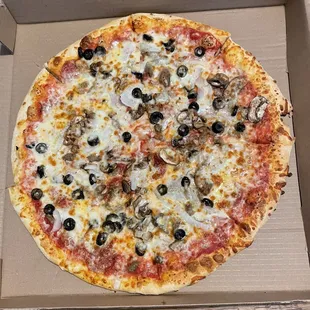 Specialty Pizza: "American Favorite" (pepperoni, Italian sausage, mushrooms, extra cheese), 16" NY Style w/added black olives &amp; onions