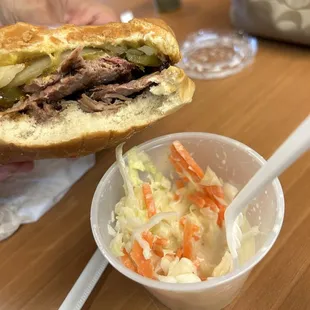 Sándwich y ensalada de col