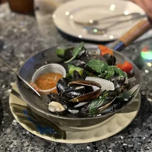 ig: @whatsviveating  |  steamed mussel