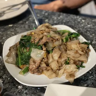 ig: @whatsviveating  |  beef pad see eew