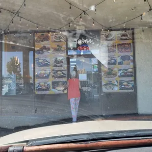 Mom's in a hurry to  see what to get!