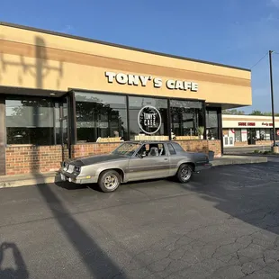 1985 Oldsmobile 442 happened to pull up during photo capture.