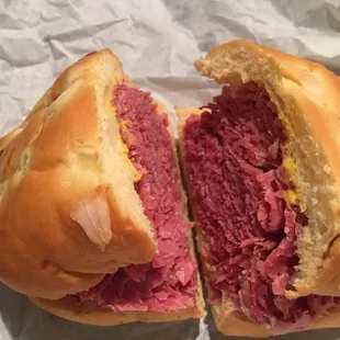 Corned beef on onion roll w/mustard
