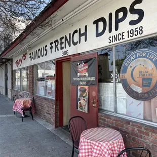 the outside of the restaurant