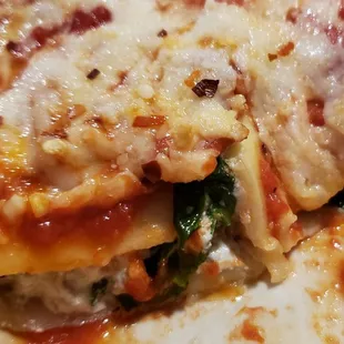 Fresh spinach and cheese filling in the cannelloni