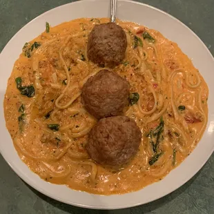 Linguine Bolognese with spinach, tomatoes &amp; meatballs