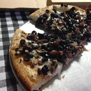 Sausage, mushroom and olive on original crust. Neither thick or thin.
