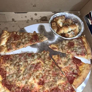 Pizza, garlic knots
