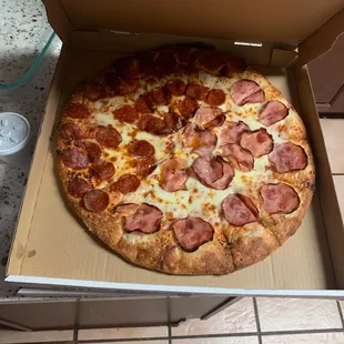 This is a x large pizza from Tony&apos;s Delano compared to your medium size I paid extra large price