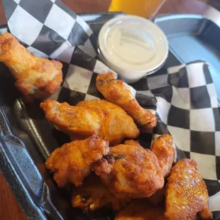 8 wings and beer
