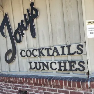 the outside of the restaurant