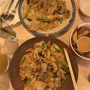 Pad See Ew Noodle Plate (chicken and beef), Stuffed Crispy Wonton, iced thai tea