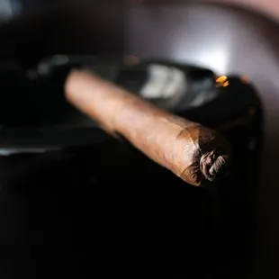 igar in ashtray