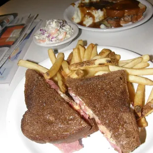 Rueben sandwich with fries. Is that rye or pumpernickel? I just remember it was good.