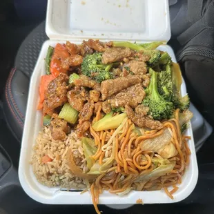 Combo plate with 1/2 fried rice 1/2 chowmein.. with beef&amp;broccoli and black pepper chicken
