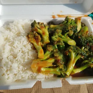 Broccoli with garlic sauce it&apos;s supposed to be spicy but it&apos;s not spicy at all