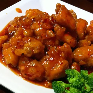 a plate of chicken and broccoli