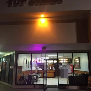the front of a restaurant at night